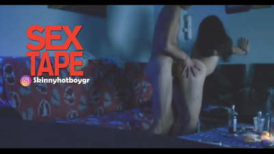 Școlăriță drăguță cu prietenul ei